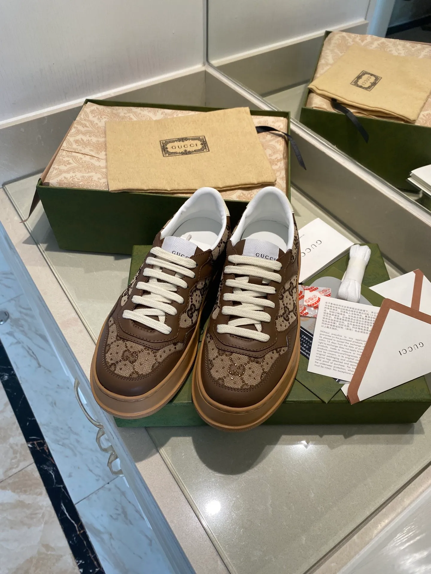 👟👟Ex-factory price 480👟👟 Gucci - the new Chunky B series lightweight soft thick sole sports series! G's couple's white shoes, Gucci counter style, Gucci catwalk style! The style design is light, luxurious and retro...thick sole increases height...similar to an upgraded version of classic white shoes! Original customized cowhide fabric (classic old floral fabric, perforation, embossing process), cowhide lining, original foam lightweight outsole, GG Logo on the heel, 4cm thick sole, classic Gucci webbing... Women's 35-40/Men's 39-44 (full size) Women's 41, Men's 45 are custom-made and non-returnable